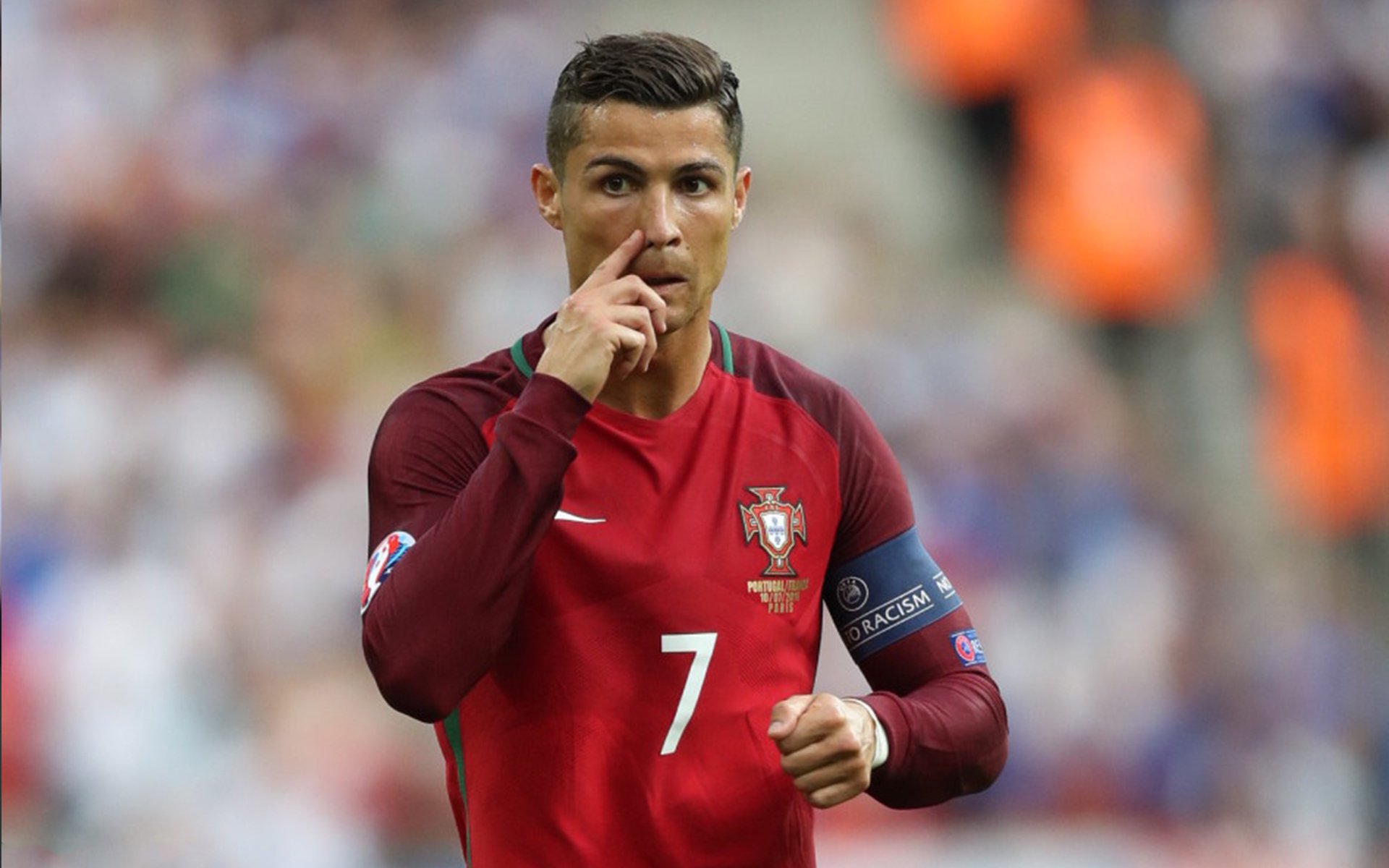 福登的进球后向球迷区庆祝，表现亲切与球迷互动，福登受伤了吗